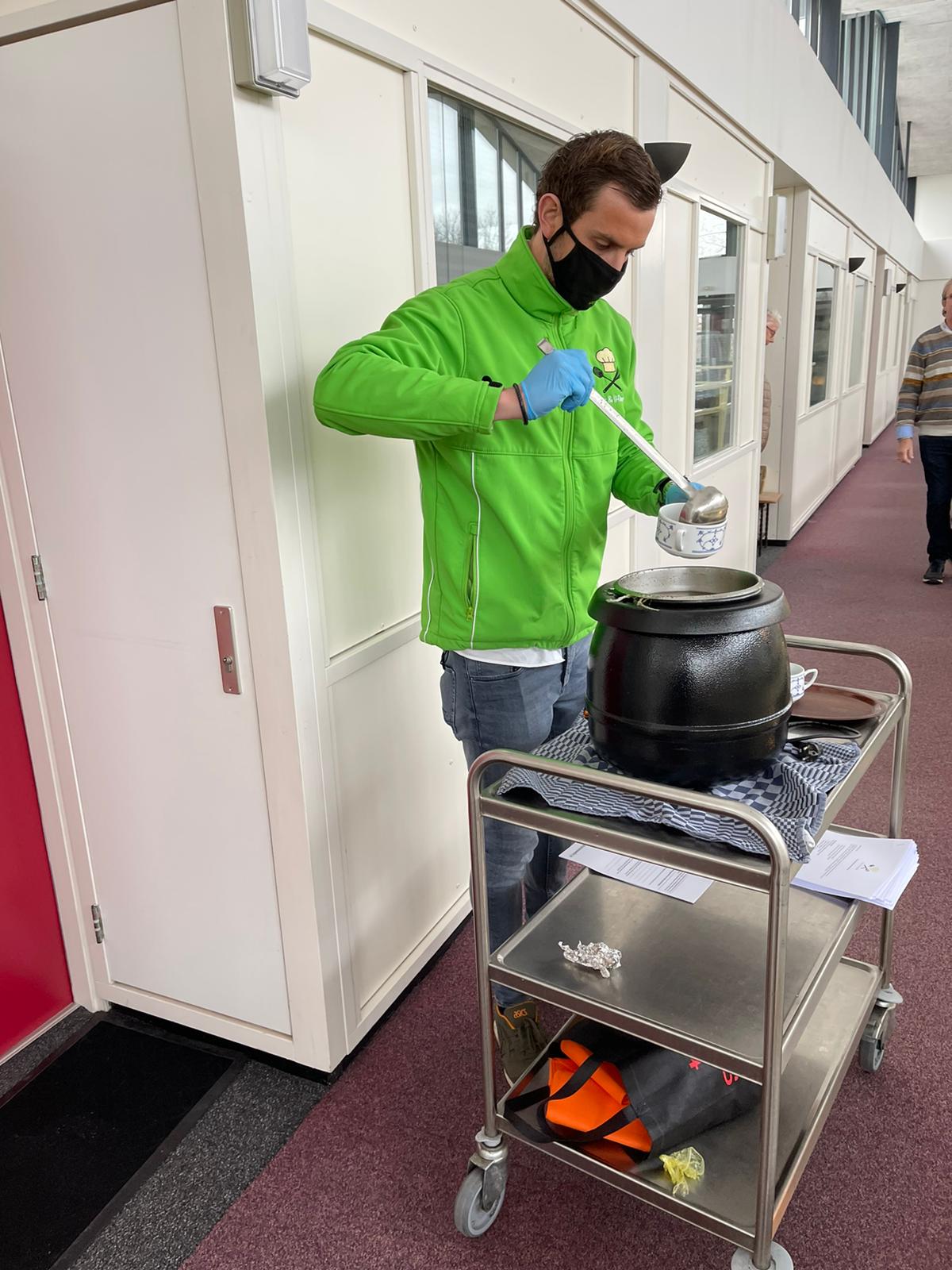 Rick van Puur en Heerlijk vult de kom met zelfgemaakte groentesoep